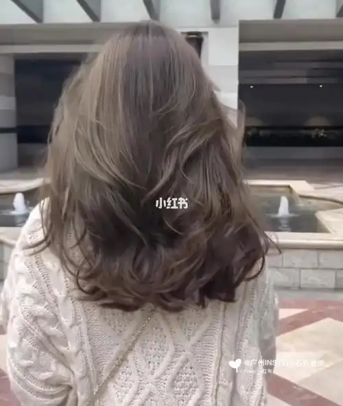 慵懒的卷发非常森系,即像水波纹又有点像法式烫也有人称他为木马卷