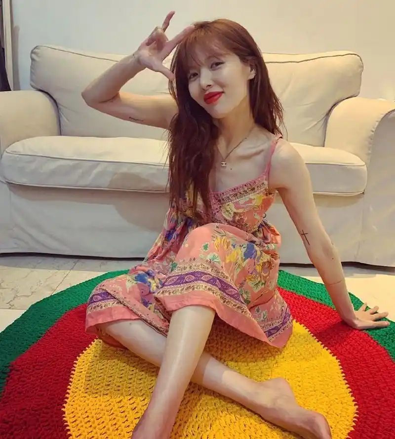 组图:泫雅身穿吊带花裙坐地拍照 特写美腿感谢妈妈手作地毯