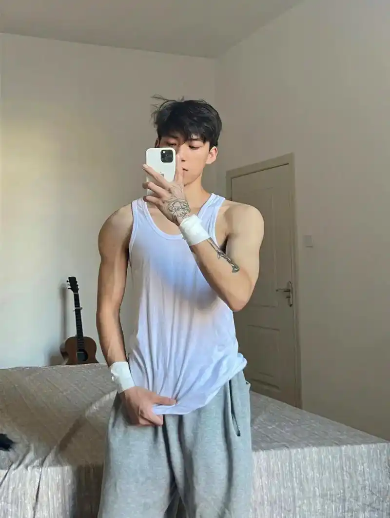白背心 分享一个小哥哥 #抖音帅气小哥哥 #腹肌小 - 抖音