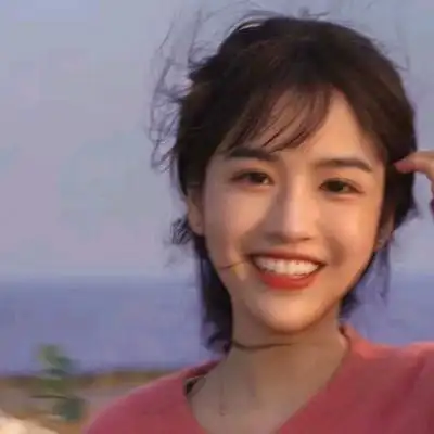 笑容满面的甜美女生头像呆萌依旧可爱点