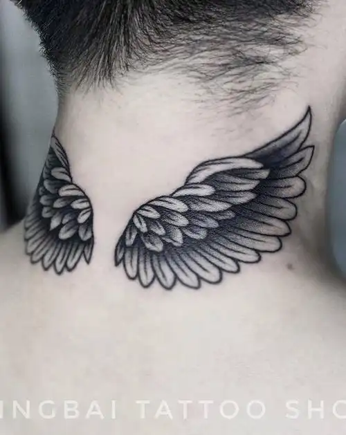 翅膀纹身图片_颈部纹身图案