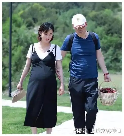 陈建斌老婆新加坡度假,48岁蒋勤勤坐街边吃螃蟹,素颜没人认识