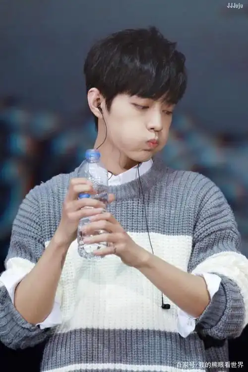 肖战可爱帅气的小表情