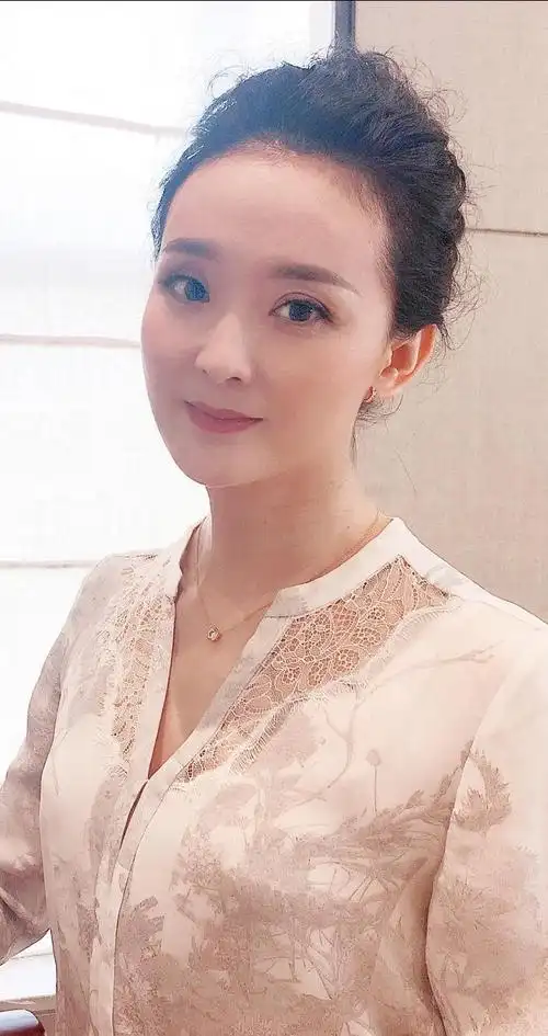 女星王艳北京豪宅流拍,估价15亿被千人围观,曾晒屋顶跳舞视频