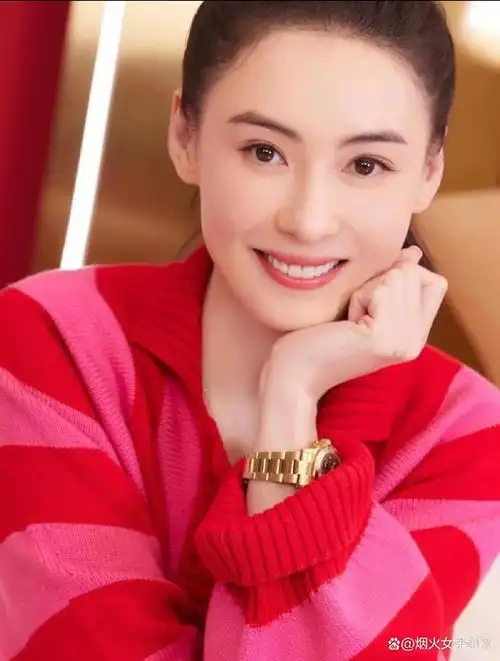 眉毛如柳眼裂大双眼皮线条流畅,眉眼温柔,人中正常偏短,嘴唇