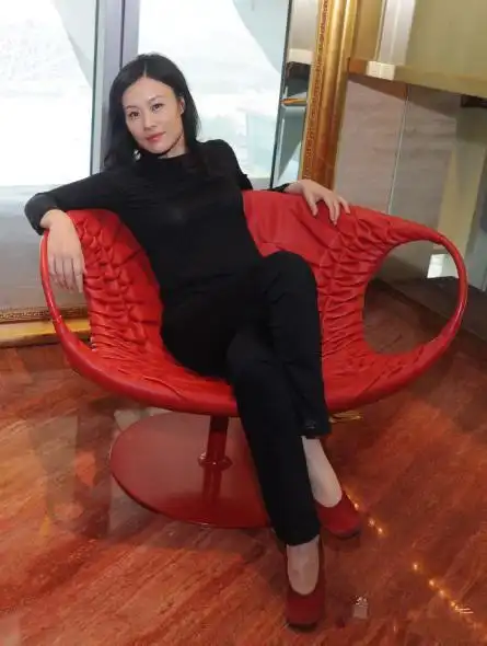 原创邬君梅真自信发型凌乱纯素颜就现身不认真看真不敢认