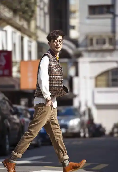 唱红《黄昏》的周传雄,现在苍老憔悴,与隐婚13年的妻子恩爱有加_同志