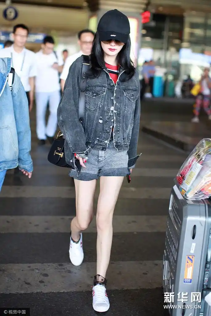 杨幂街拍:破洞水洗牛仔衣热裤 prada马鞍包celine小白鞋酷范儿丹宁风