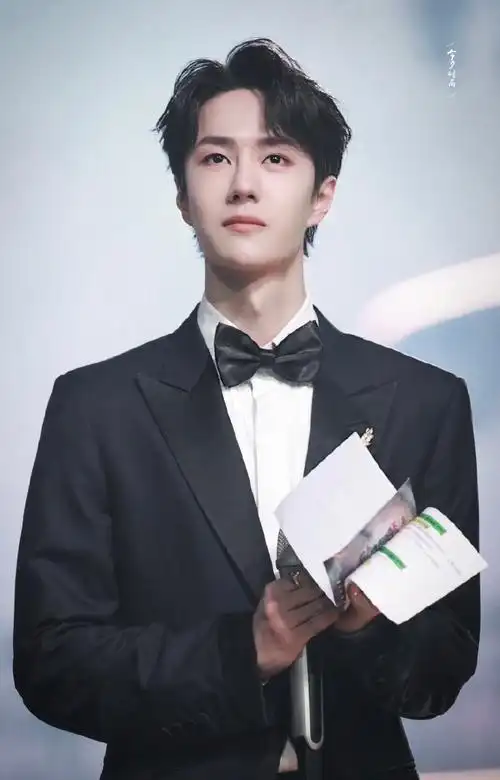 王一博 x 2020湖南卫视跨年主持,西装造型很帅很正!