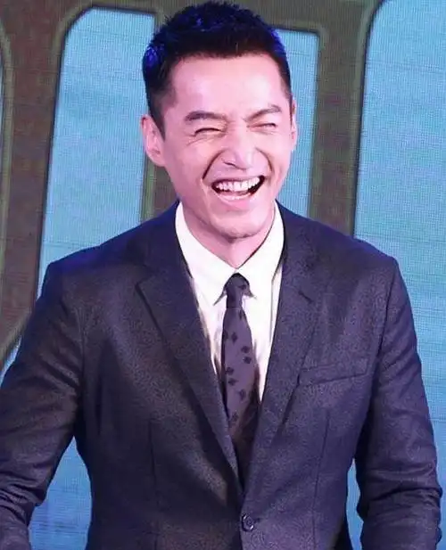 胡歌笑成了一朵