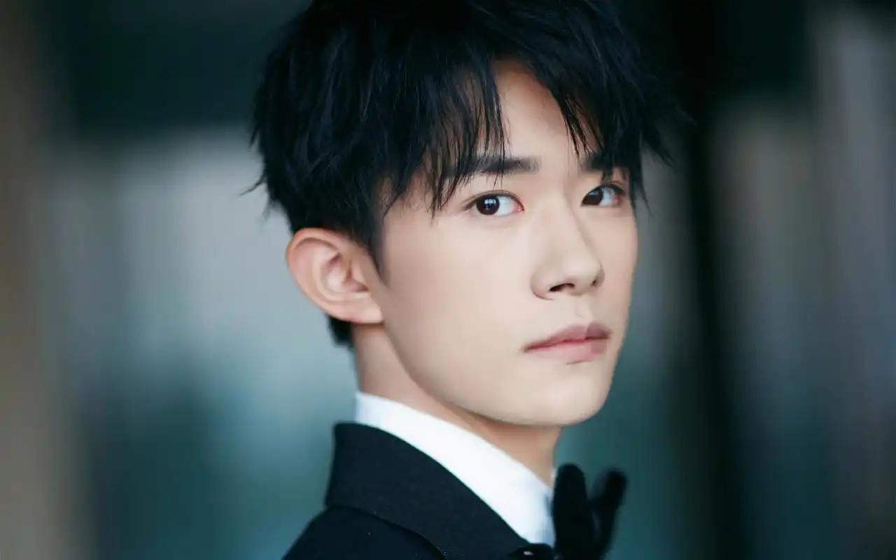 简单帅气易烊千玺西装壁纸_撩妹高手易烊千玺