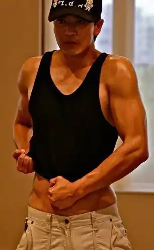 陈晓东大秀"人鱼线" 粉丝大赞正能量男神(图)