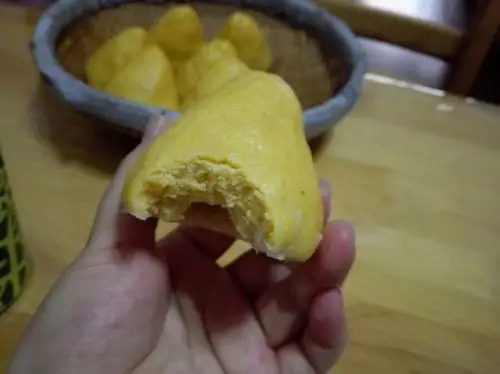 手里呀捧着窝窝头