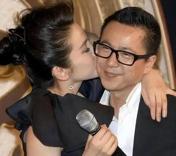 霍思燕与王中磊关系紧密,各类活动中,她常坐享中心位置,显然地位非凡.