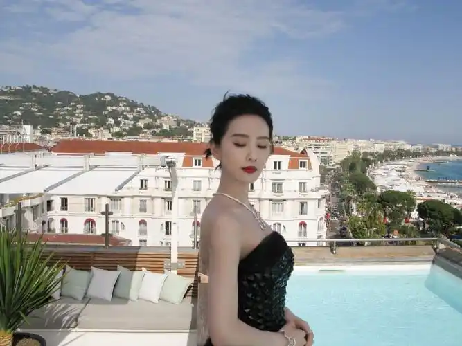 组图:刘诗诗着黑色抹胸长宛如天鹅 肩颈线优越背部纤细_高清图集_新浪