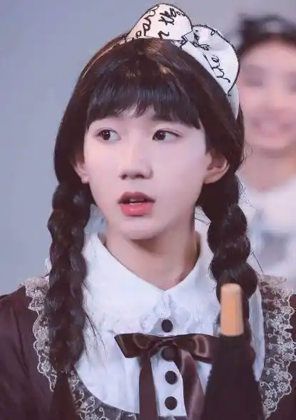 不同于王俊凯的红色诱惑,王源则是一身黑白相间的洛丽塔.