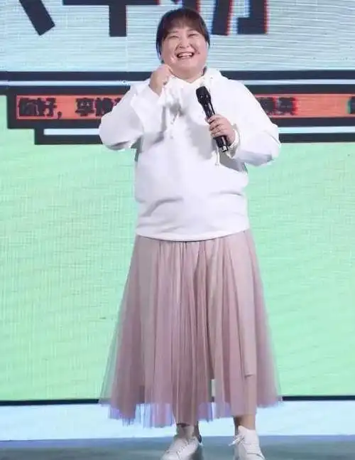 贾玲明显又胖了!穿卫衣搭轻纱裙亮相发布会,女人味十足太有喜感