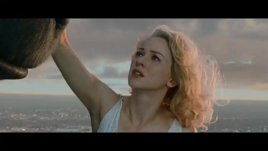 金刚为了救美女与美空军对战,却牺牲自己,美女痛哭