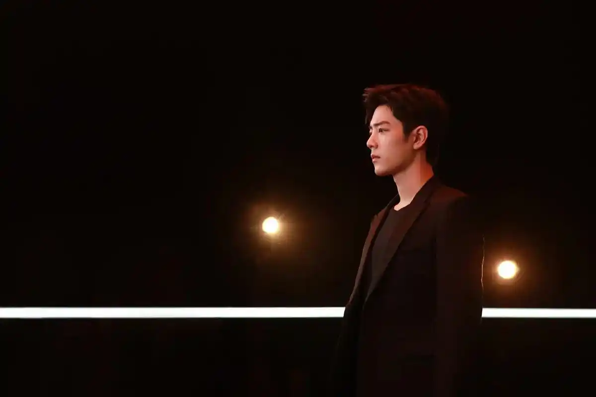 肖战 "他的身上总是充满故事感,你看啊,这么好的人,连光都 - 抖音