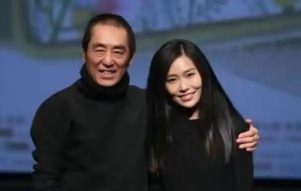张艺谋长女张末拥抱巩俐化解恩怨二婚嫁老外38岁儿女双全