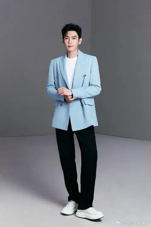 张若昀蓝色西装生日大片有!