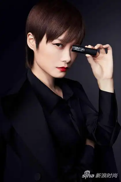 巴黎欧莱雅卡尔限量款彩妆系列代言人李宇春