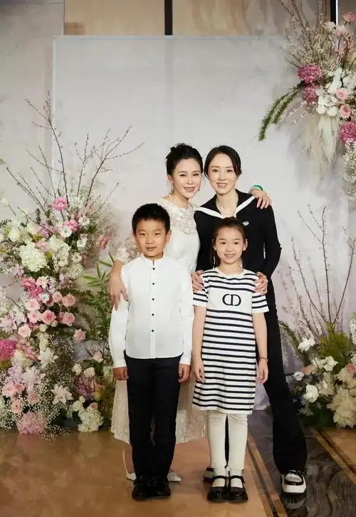 45岁关悦晒生日全家福一家五口好幸福俩女儿清秀甜美比妈妈高