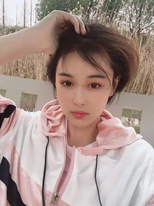 张馨予成名前旧照曝光长发飘逸清纯文静显女神范