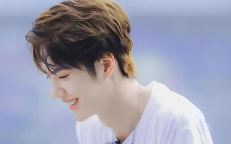 【团宠成长日记(三)】让王一博笑而不语的那三年究竟发生了什么?