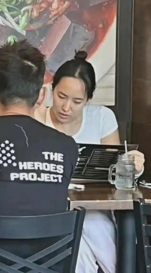 任贤齐在美国的近况被曝:和54岁的老婆在越南餐馆用餐,状态超好