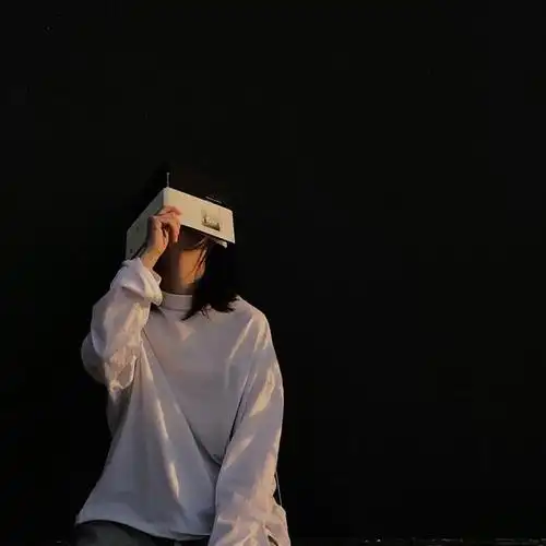 一个人忧郁的女生头像