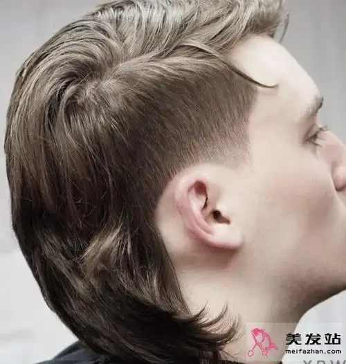 时尚流行的狼尾发型推荐,后方的头发留长一些,显得特别酷炫时髦,帅到