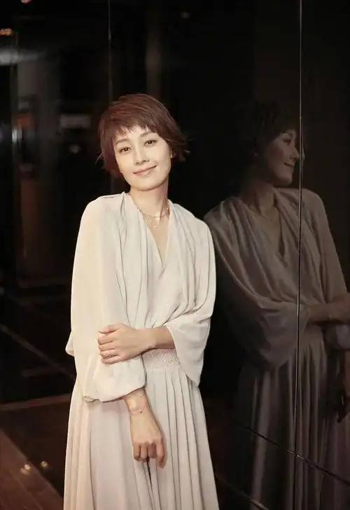 马伊琍头发长了一点更有女人味穿裸色连衣裙亮相温柔又大方