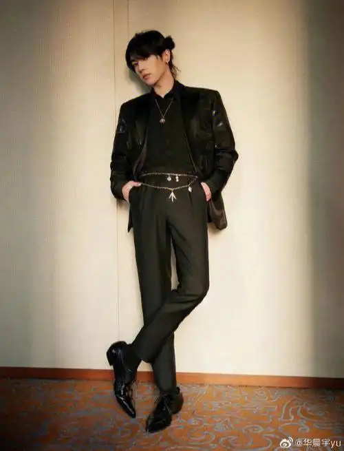 华晨宇腿长不长