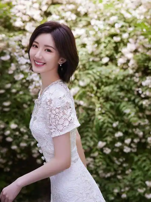 毛晓彤白色时尚镂空裙造型_短发_魅力_裙子