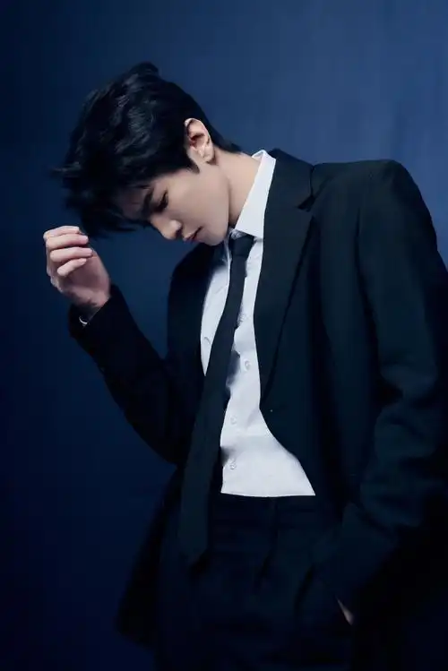 陈哲远穿西装鸡哔我##陈哲远静谧蓝调西装写真