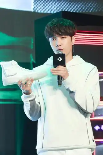 三哥张艺兴"上演"匡威时尚大片,你是不是又蠢蠢欲动了呢?