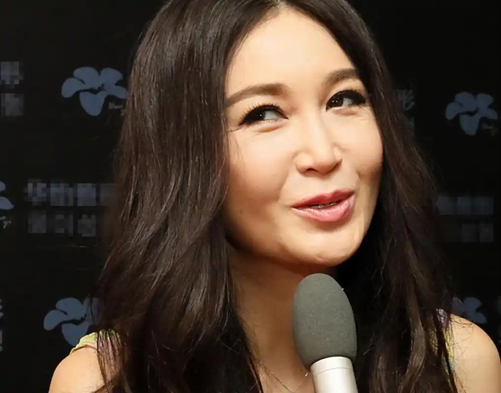 没有耳垂的女人,耳垂下垂,表情僵硬-相术-荣耀易学