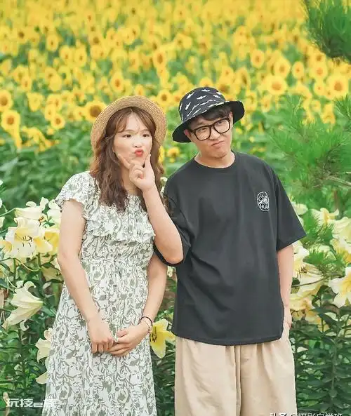 情侣拍照姿势怎么摆手势(情侣夫妻拍出好看照片摆姿案例) - 玩技e族