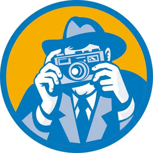 随着软呢帽针对复古的单反相机的摄影师