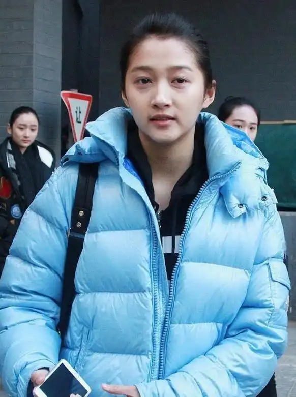 有一种"证件照"叫关晓彤,大学住宿证丢失,被好心人曝光在网络