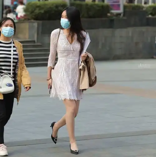 白色蕾丝镂空连衣裙街拍美女