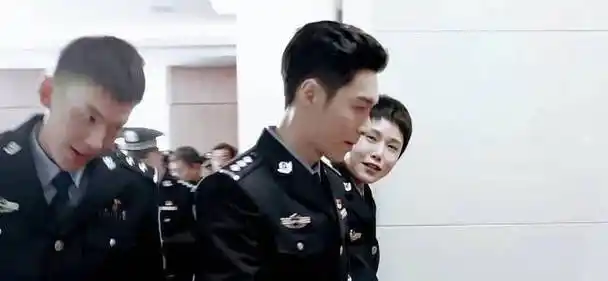 从官方发布的剧照中,可以看出,张艺兴身穿一身警服,看起来真的是有模