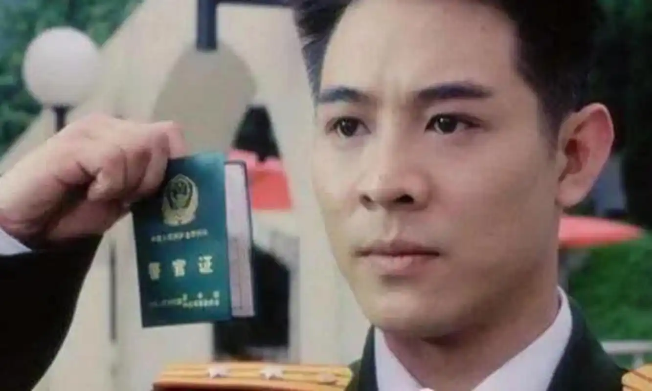 90年代,利智和李连杰在热恋时期的老照片,他们当时看起来非常年轻.