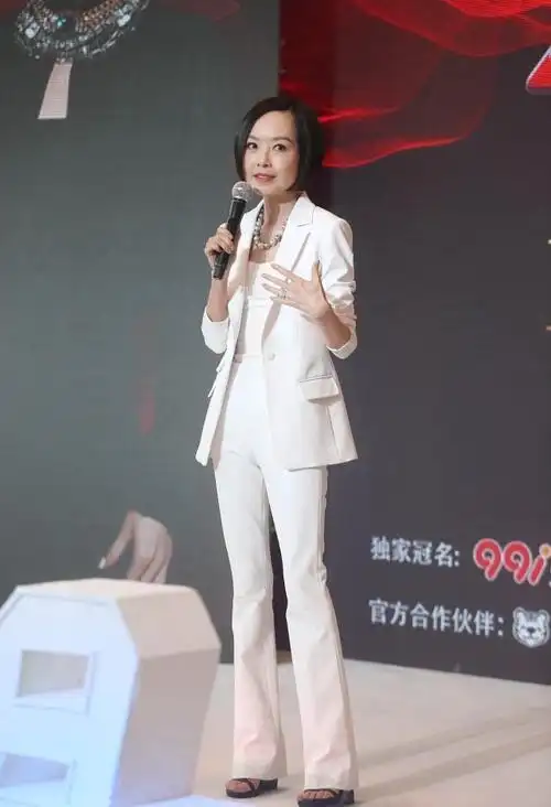 鲁豫私下里也有主持人的范儿穿黑白造型低调又帅气发型挺显嫩