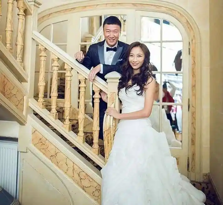 孙红雷老婆比他小15岁,身材苗条还很会穿,霸气与时尚都能hold住