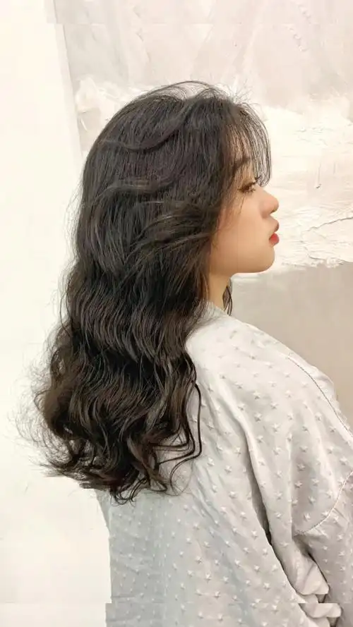 2021年最火烫发  浪漫#法式卷  说到烫发你们肯定想到会老气,但是这个