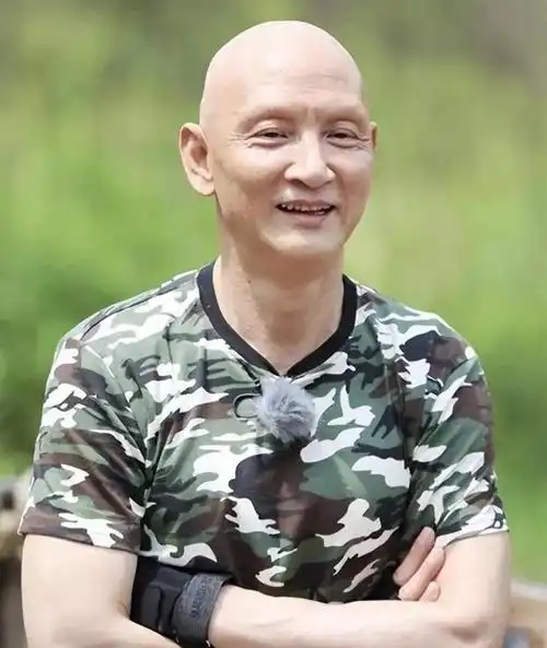 杜玉明是一个不折不扣的戏迷,从小时候就对戏曲情有独钟.