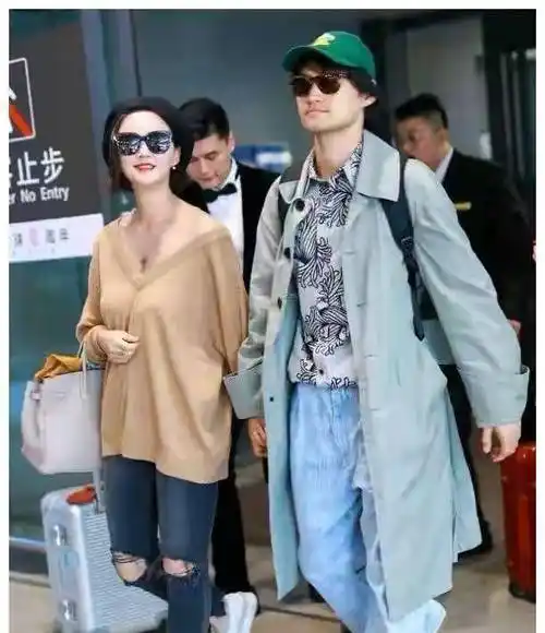 张歆艺一家三口走机场!