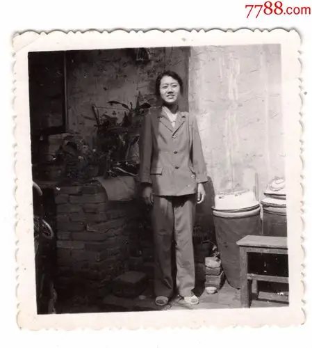 70年代美女老照片1张(尺寸约6*6厘米)